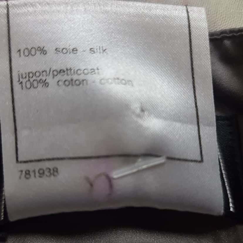 Chanel Knee Length Skirt Grey Silk Very good condition - Model View