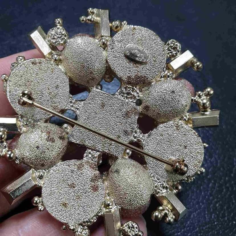 Chanel 12P Artificial Brooch Black Very good condition - Box View