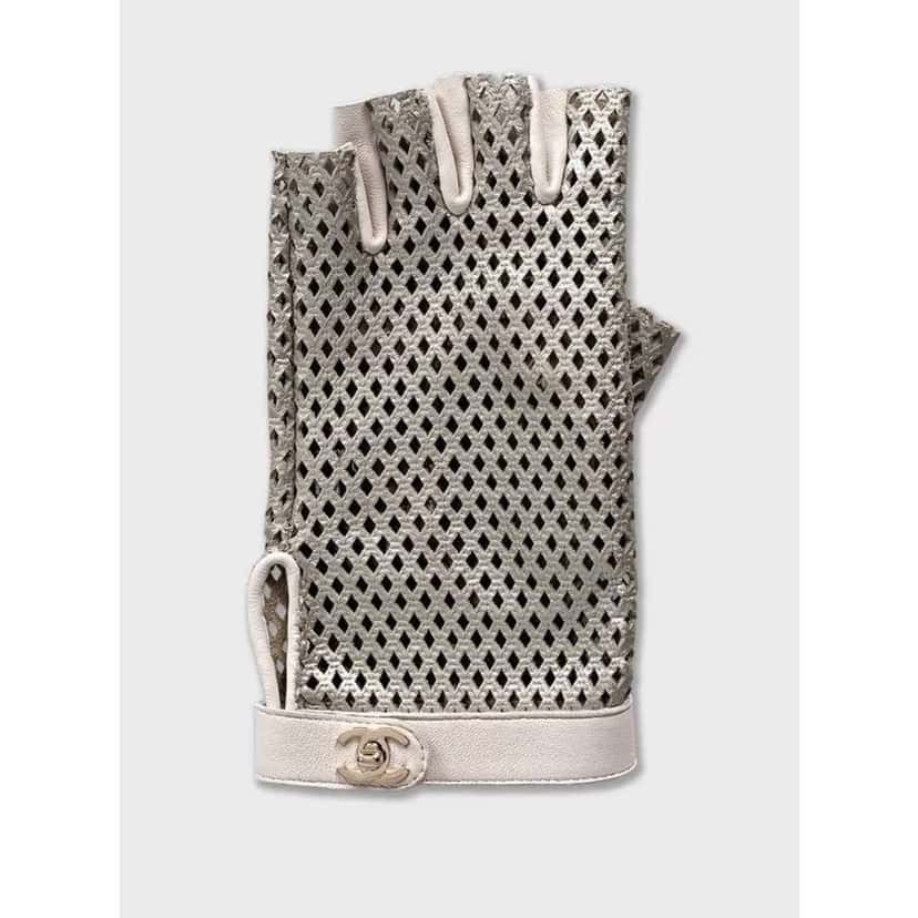 Chanel Perforated Faux Gloves pre ownd Silver Leather Very good condition - Inside View