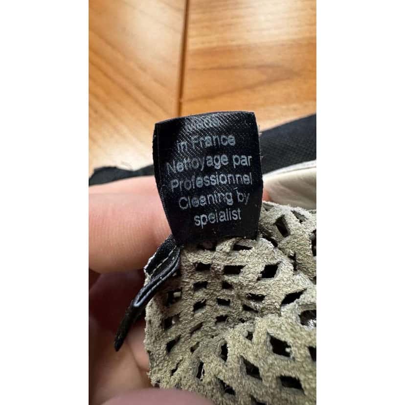 Chanel Perforated Faux Gloves pre ownd Silver Leather Very good condition - Box View