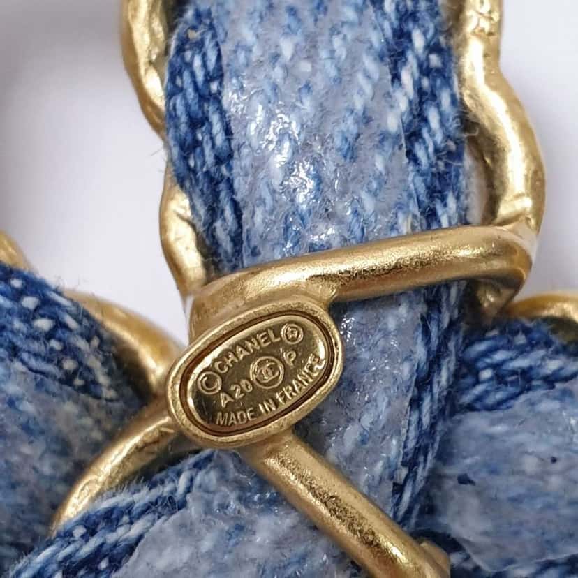 Chanel CC Chain Detail Brooch Gold Denim Good condition - Model View