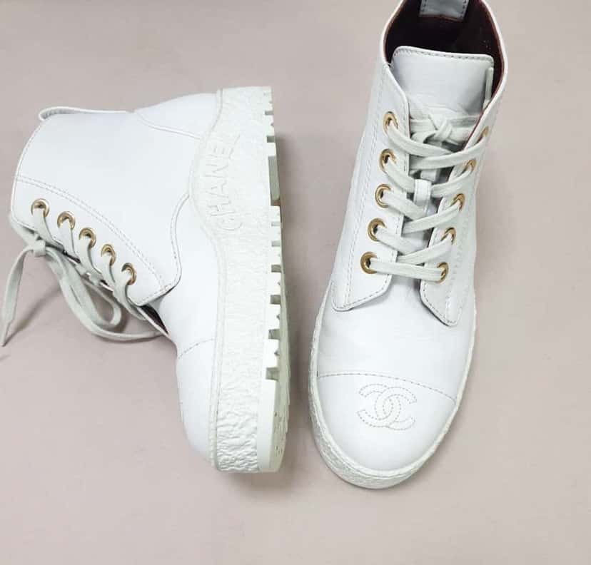 Chanel Lace Up Ankle Boots Booties White Leather Very good condition - Inside View