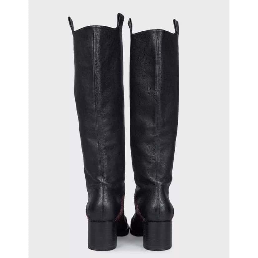 Chanel Two CC logo Boots Black Leather Very good condition - Model View