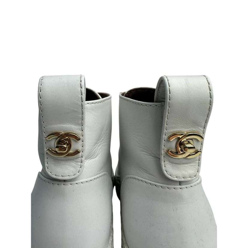 Chanel High top Sneakers White Leather Very good condition - Box View