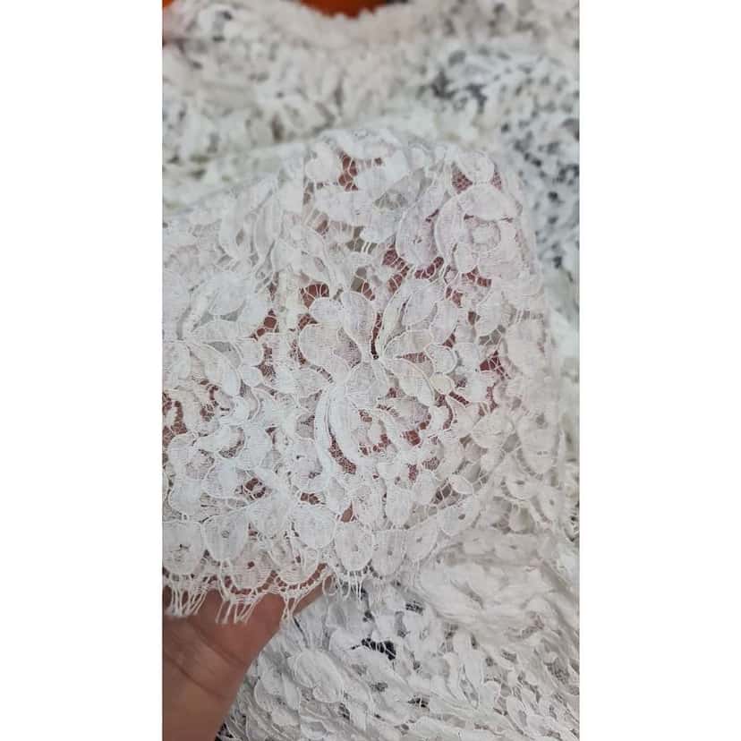 Chanel Floral Lace Blouse White Lace Very good condition - Model View