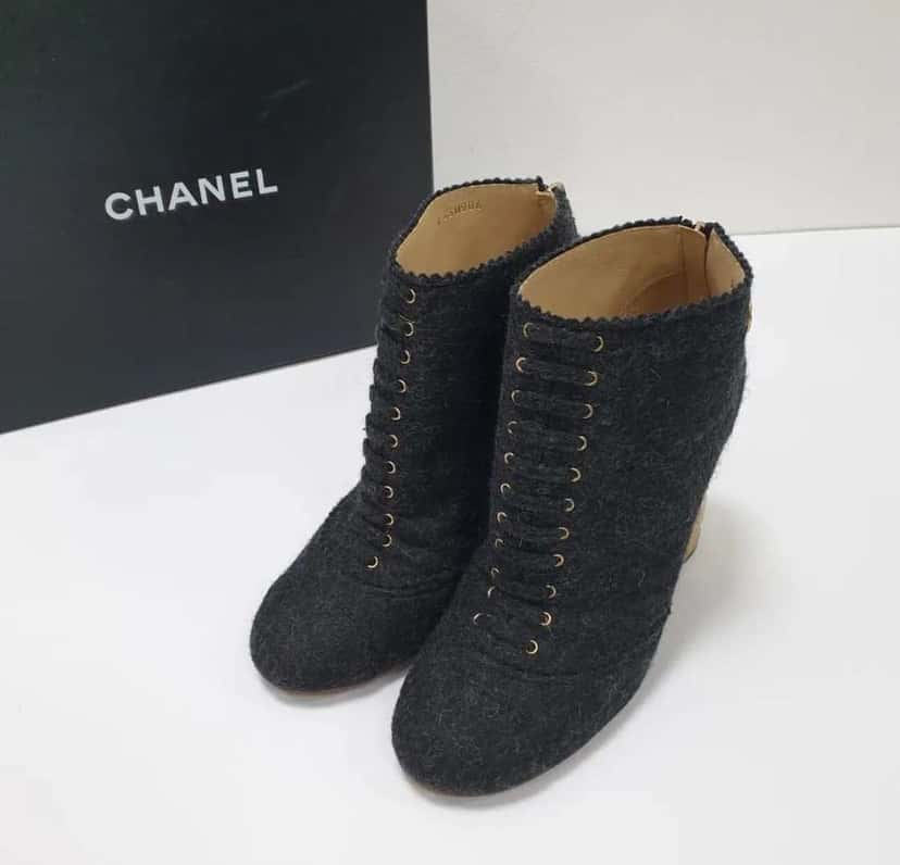 Chanel Paris Salzburg Quilted Heeled Ankle Grey Wool Very good condition - Model View