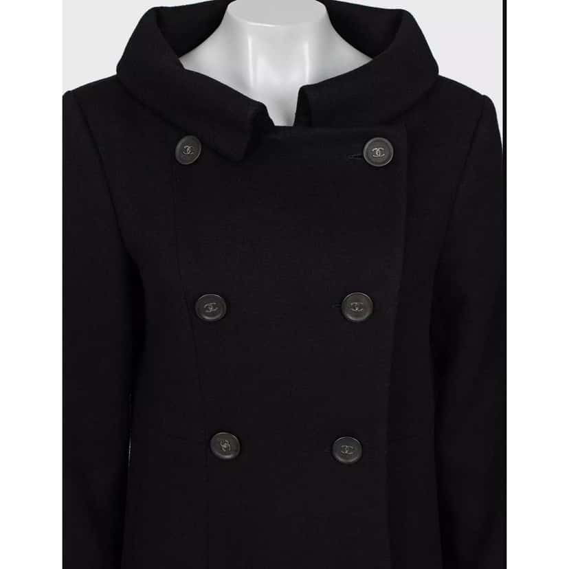 Chanel WooCC Logo Buttons Coat Black Silk Very good condition - Model View