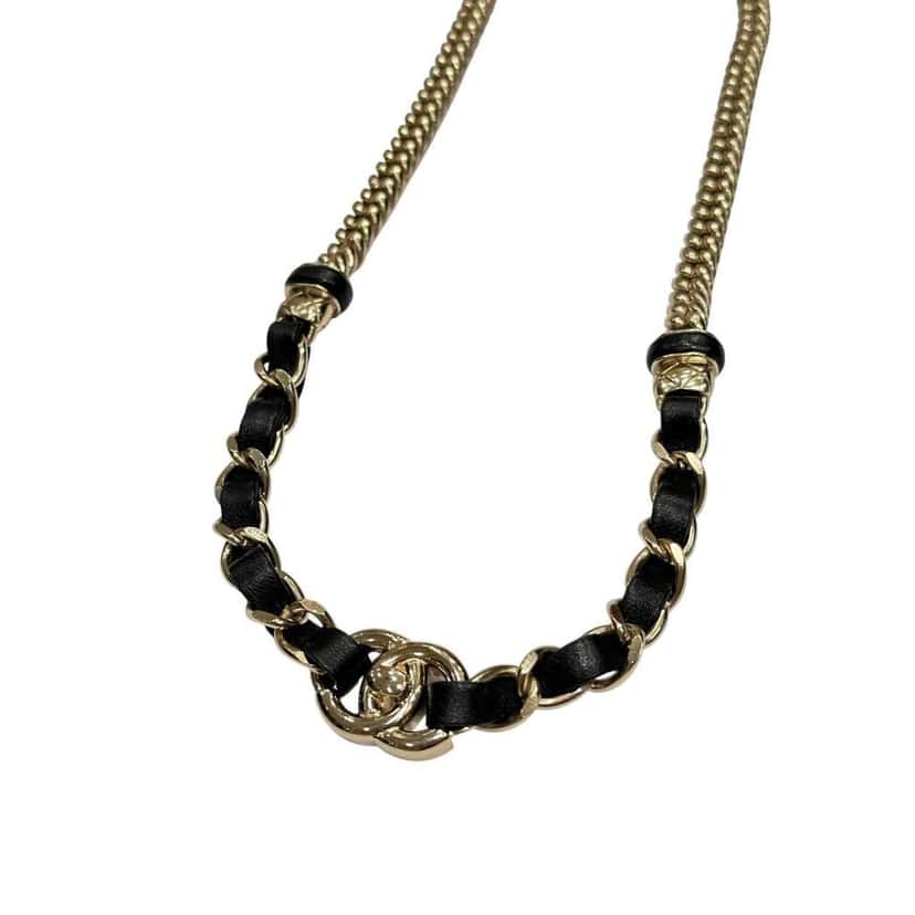 Chanel CC Turnlock Choker Necklace Belt Black Leather Very good condition - Model View