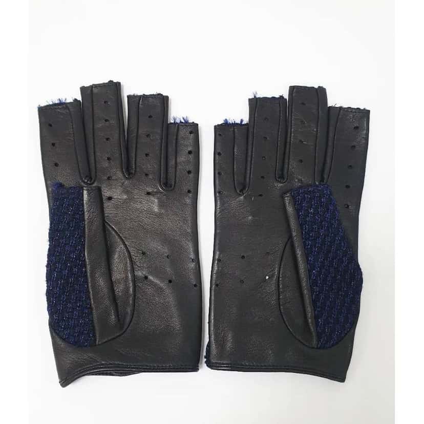 Chanel Mittens Blue Leather Never worn - Model View