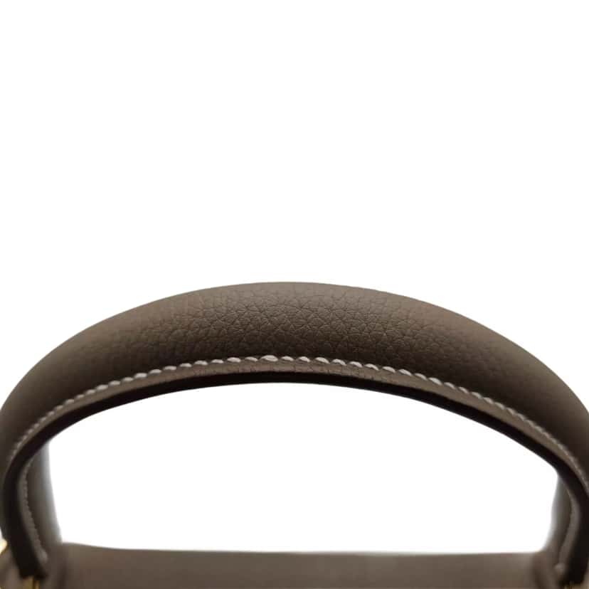 Hermès Kelly 35 Togo Retourne Grey Leather Gold Never worn - Model View