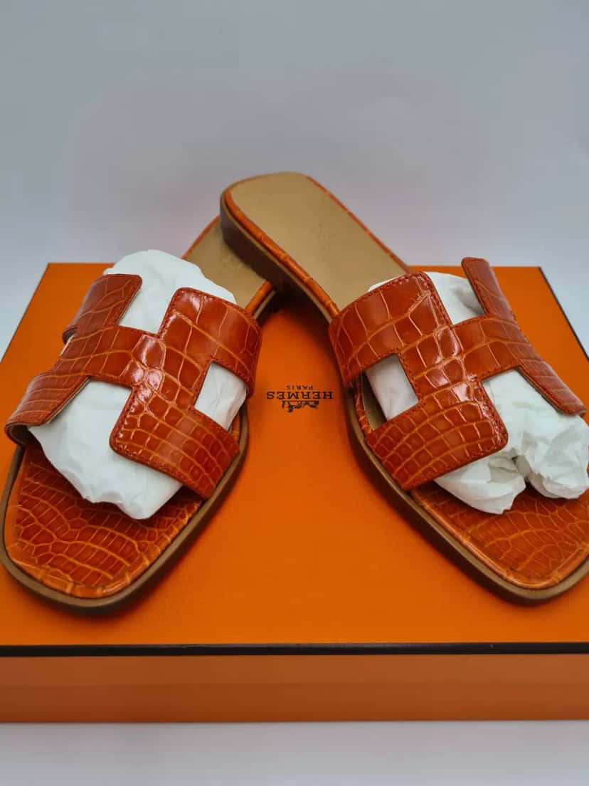 Hermès Crocodile Leather Flat Sandals Orange Leather Very good condition - Back View