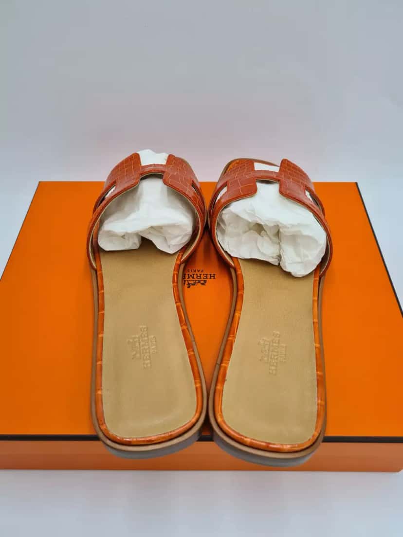 Hermès Crocodile Leather Flat Sandals Orange Leather Very good condition - Model View