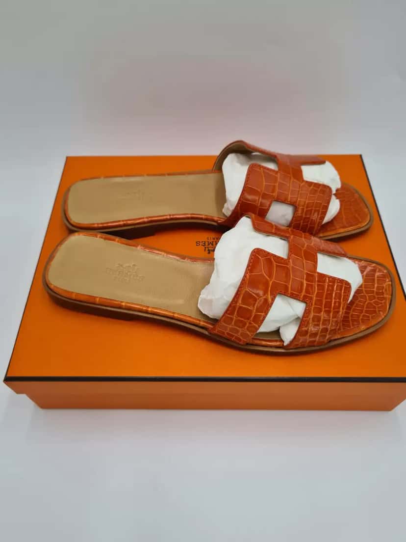 Hermès Crocodile Leather Flat Sandals Orange Leather Very good condition - Box View