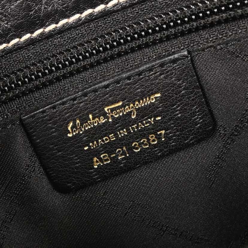 Salvatore Ferragamo Gancini handbag Black Leather Good condition - Model View