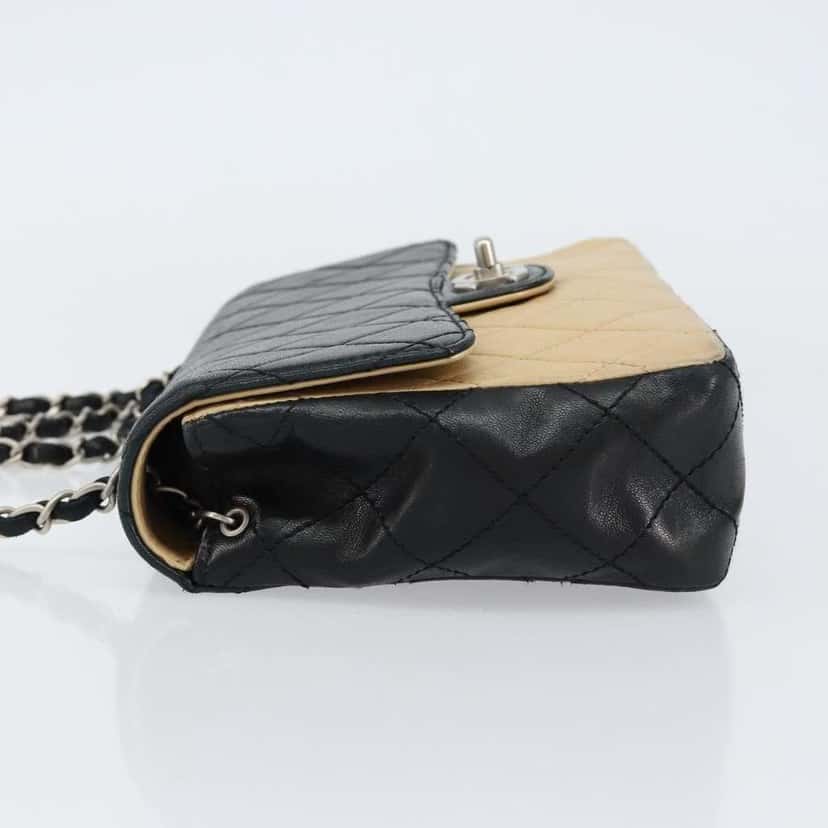 Chanel Vintage Square CC Flap Bag Beige Leather Good condition - Model View