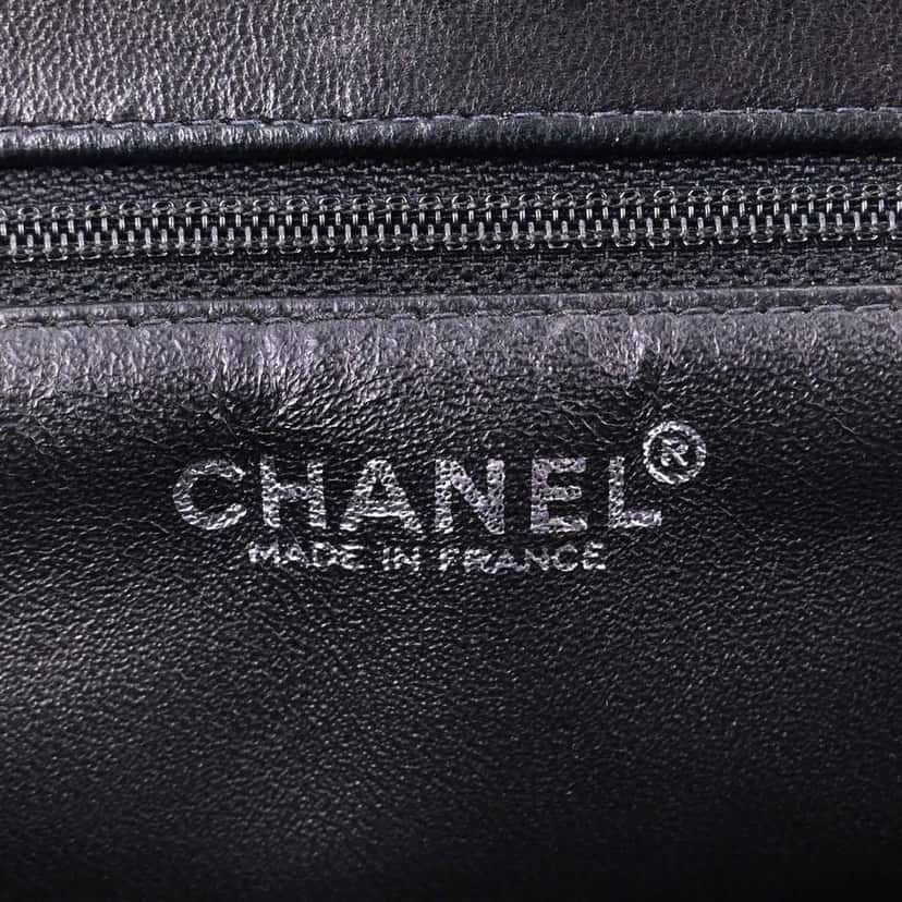 Chanel Chocolate bar tote Black Leather Good condition - Model View