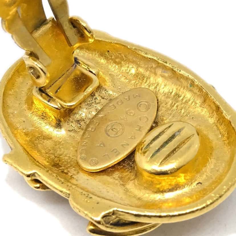 Chanel Vintage CC Button ovales Clip-On Earrings Gold Good condition - Model View