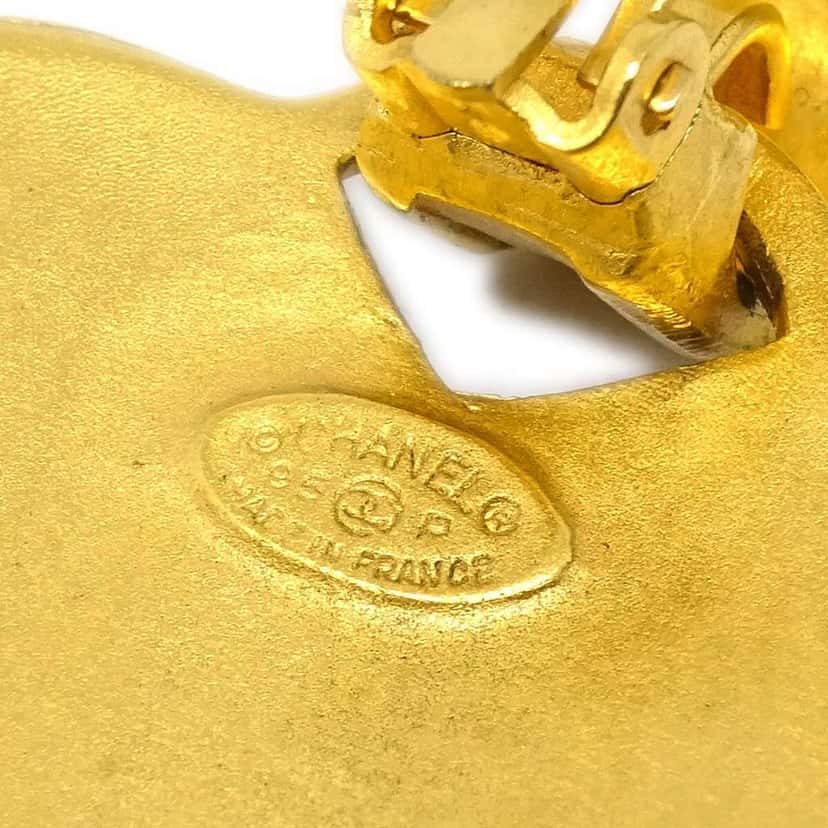 Chanel Vintage CC Heart Clip-On Earrings Gold Good condition - Model View