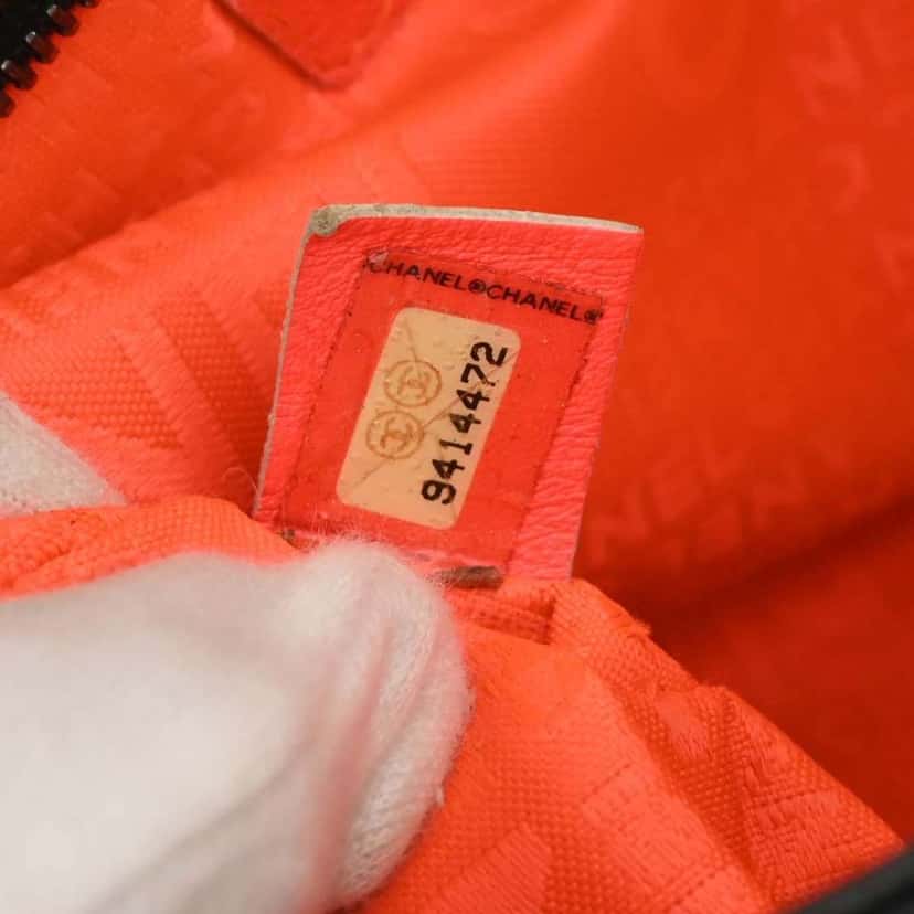 Chanel Lax Pochette Black Leather Good condition - Box View