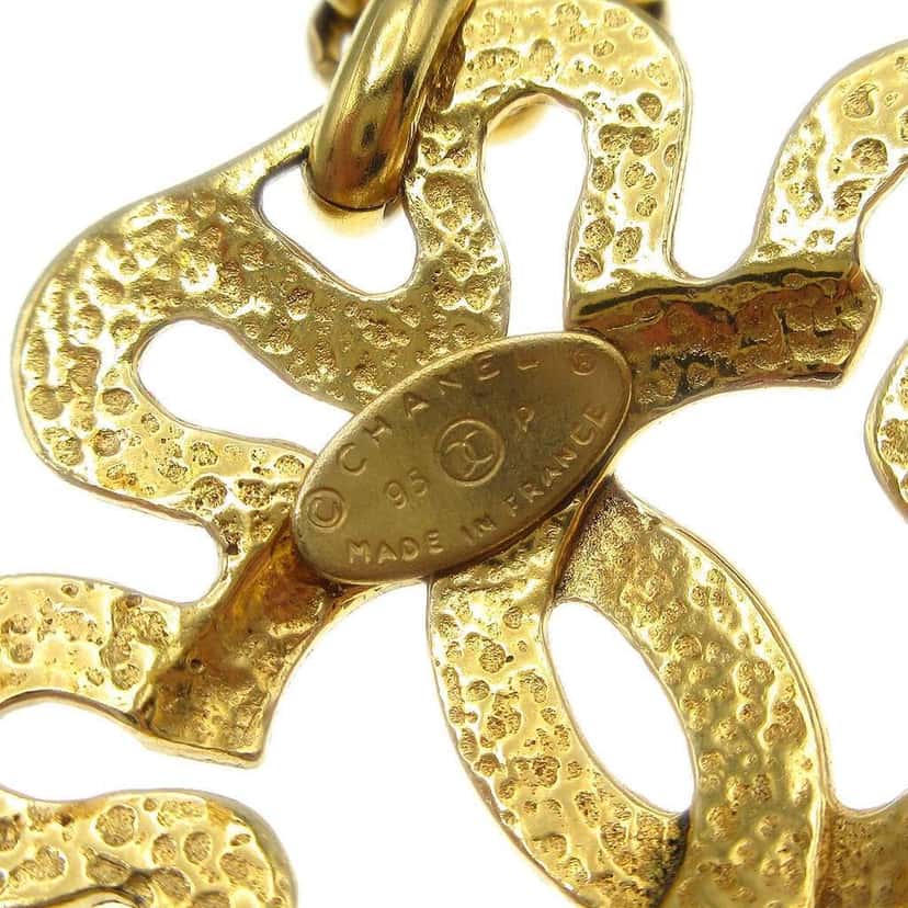 Chanel CC Flower Pendant Necklace Gold Good condition - Model View