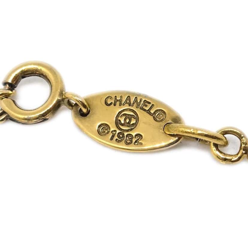 Chanel CC Pendant Necklace Gold Good condition - Model View