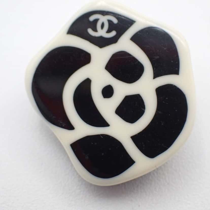 Chanel Vintage Camellia Clip-On Earrings White Plastic Good condition - Model View