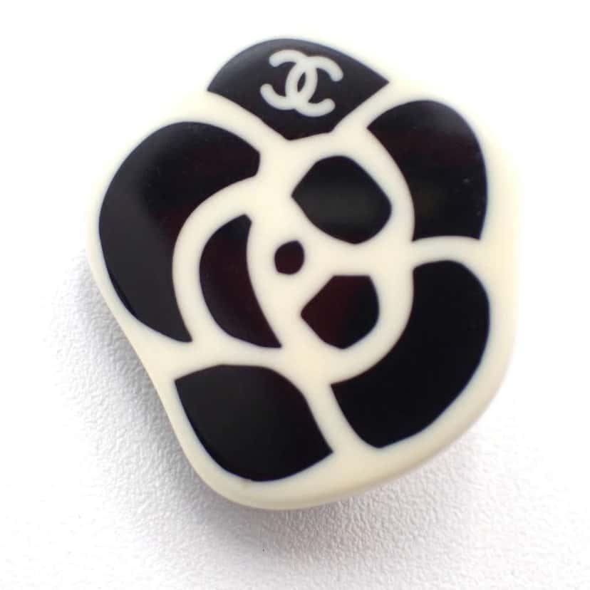 Chanel Vintage Camellia Clip-On Earrings White Plastic Good condition - Box View