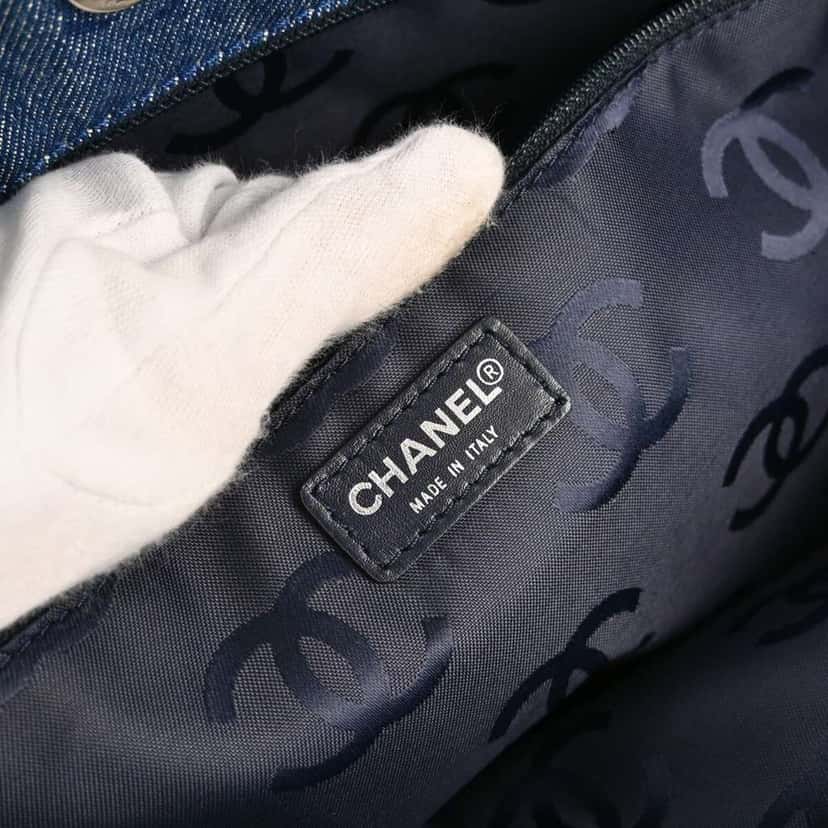 Chanel Vintage CC Tote Blue Good condition - Model View