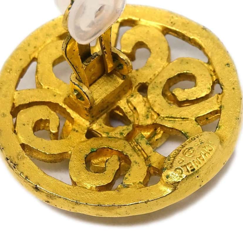 Chanel Vintage CC Round Clip-On Earrings Gold Good condition - Model View