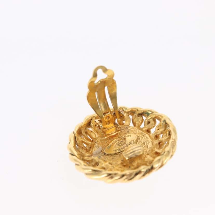 Chanel Vintage Round Clip-On Earrings Gold Metal Good condition - Model View