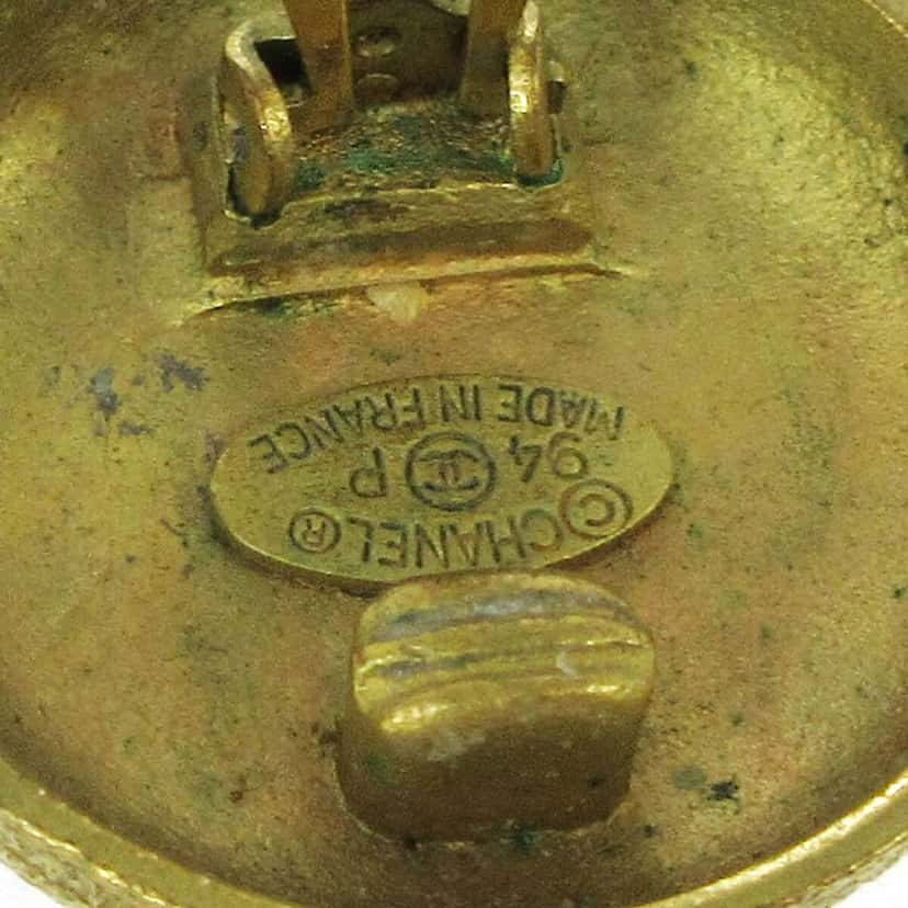 Chanel CC Round Earrings Gold Gold Good condition - Model View