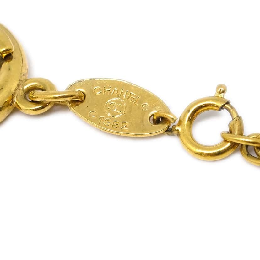 Chanel CC Cutout Round Bracelet Gold Good condition - Model View