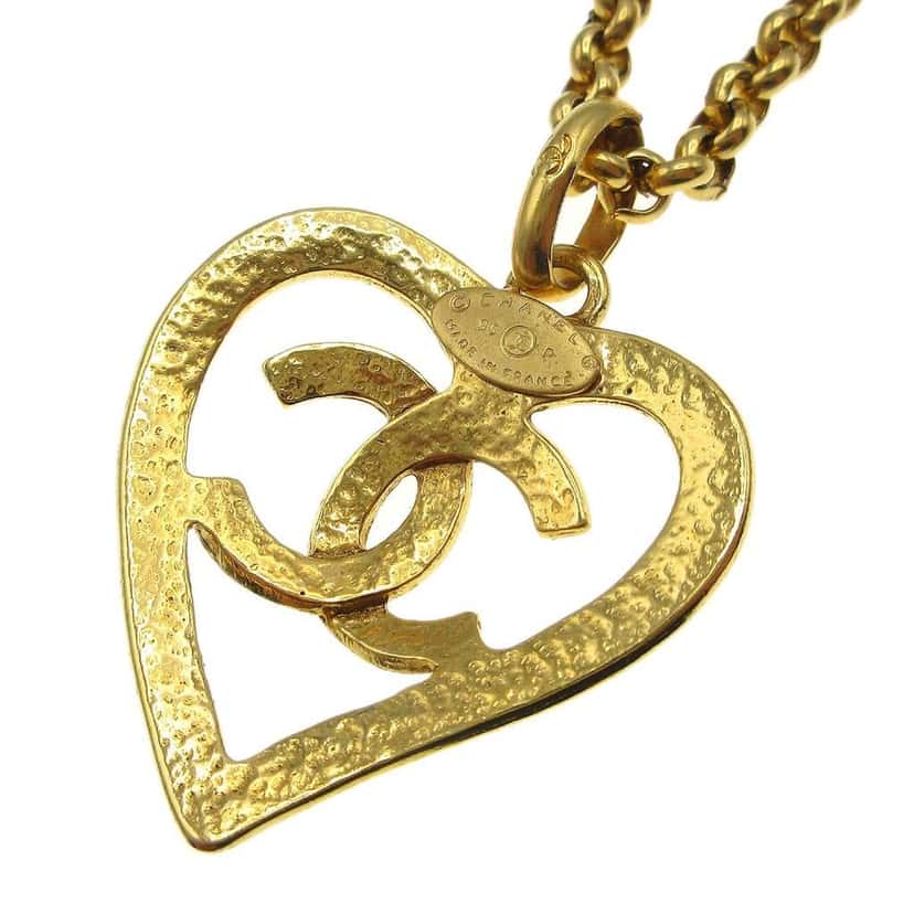 Chanel CC Heart Pendant Necklace Gold Good condition - Model View