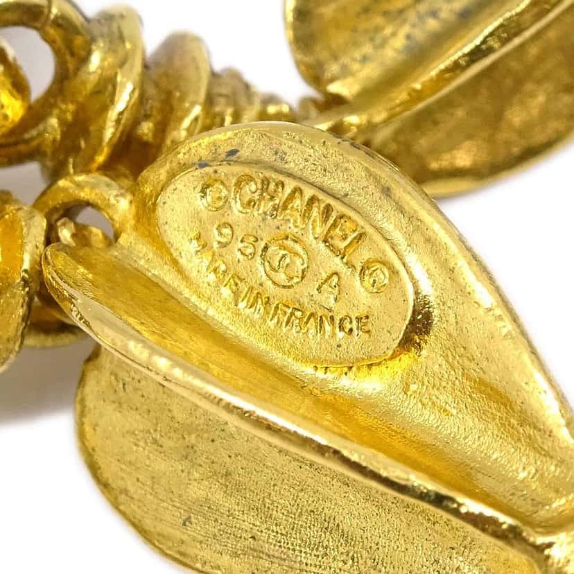 Chanel Vintage CC Round Drop Clip-On Earrings Gold Good condition - Model View