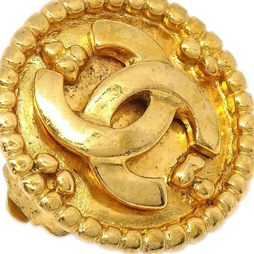 Chanel Vintage CC Round Clip-On Earrings Gold Good condition - Model View