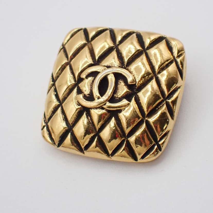 Chanel Vintage CC Square Clip-On Earrings Gold Good condition - Model View