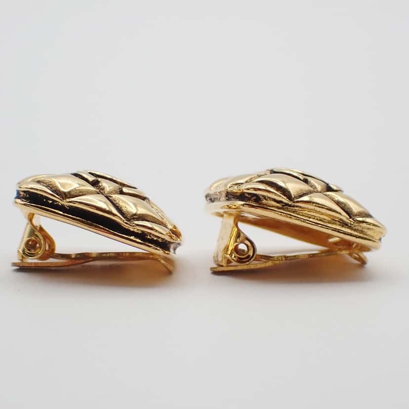 Chanel Square CC Symbols Clip-On Earrings Gold Good condition - Model View