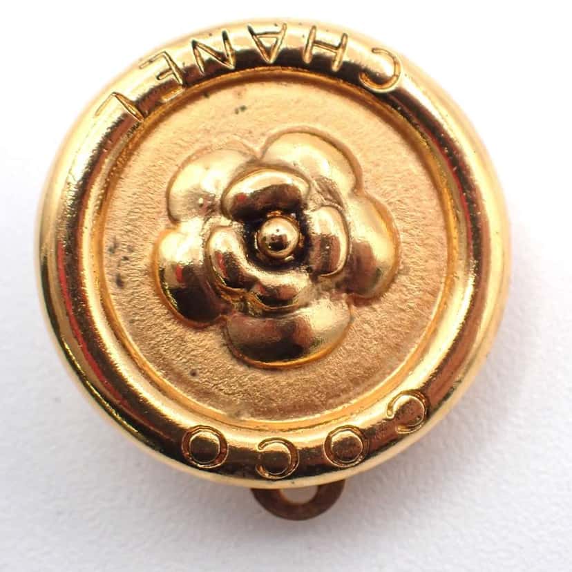 Chanel Vintage Camellia Earrings Gold Good condition - Model View