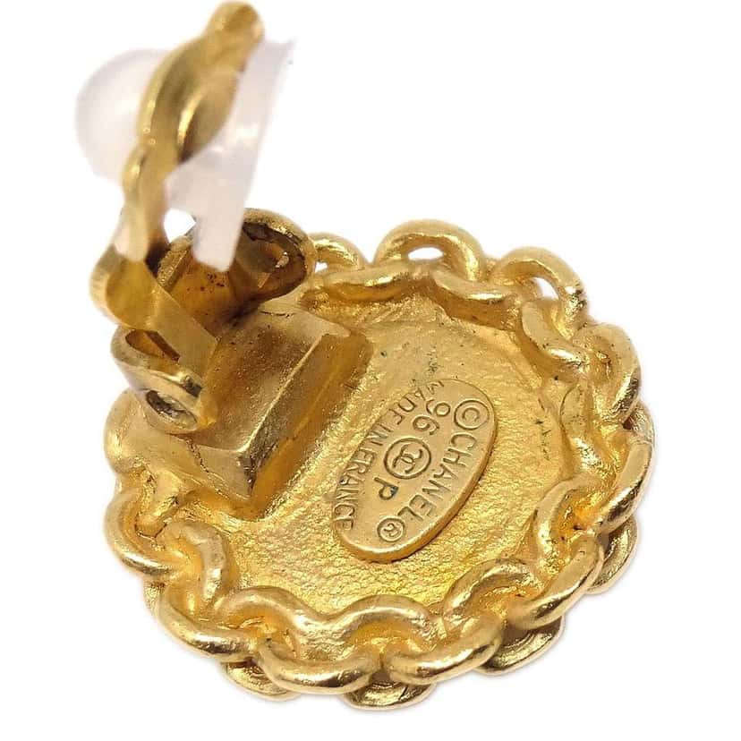Chanel Vintage CC Round Chain Clip-On Earrings Gold Good condition - Model View