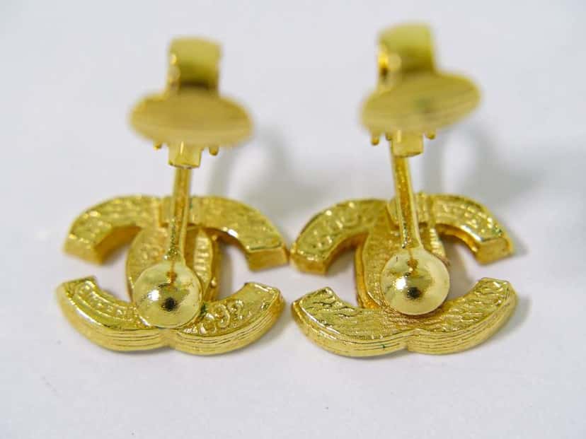 Chanel Vintage CC Clip-On Earrings Gold Good condition - Model View
