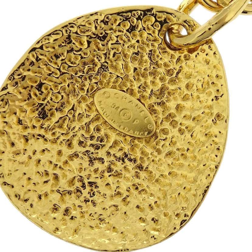 Chanel Vintage CC Quilted Teardrop Pendant Necklace Gold Good condition - Model View