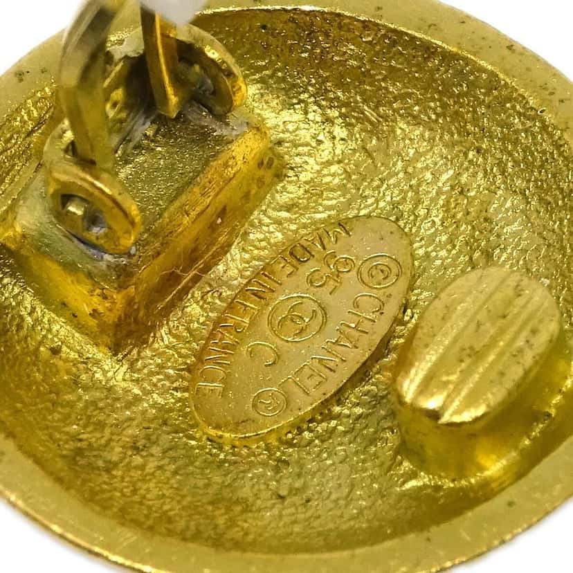 Chanel Vintage CC Round Clip-On Earrings Gold Good condition - Model View