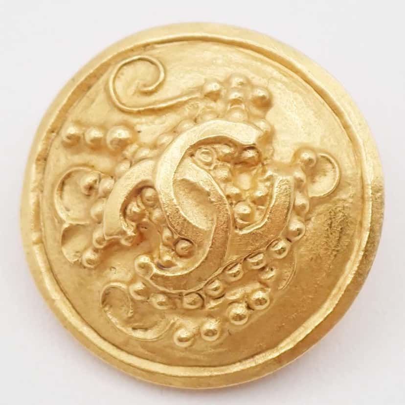 Chanel Vintage CC Round Button Clip-On Earrings Gold Good condition - Model View