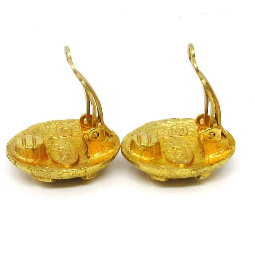 Chanel Vintage CC Round Clip-On Earrings Gold Good condition - Model View