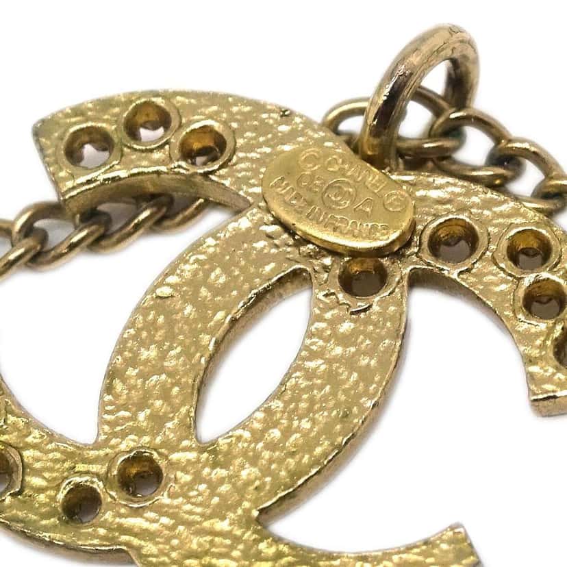 Chanel CC Pendant Necklace Gold Good condition - Model View