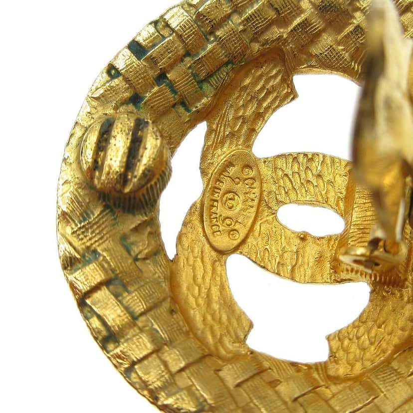Chanel Vintage CC Round Cutout Clip-On Earrings Gold Good condition - Model View