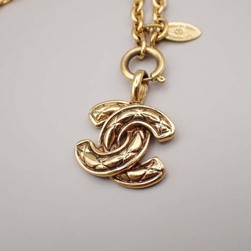 Chanel Vintage Quilted CC Pendant Necklace Gold Good condition - Back View