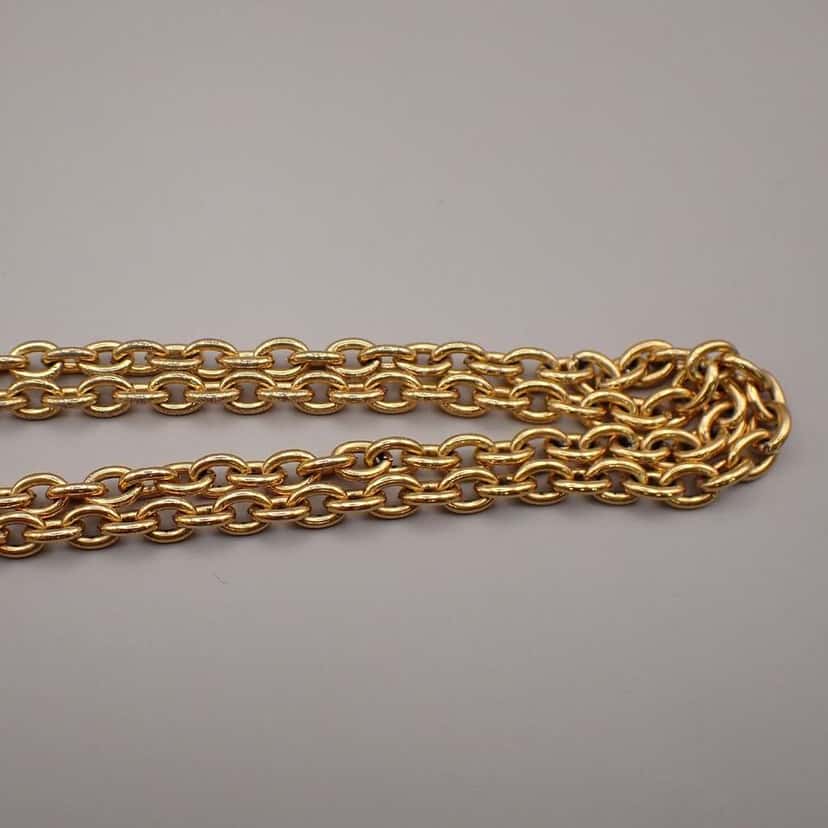 Chanel Vintage Quilted CC Pendant Necklace Gold Good condition - Model View