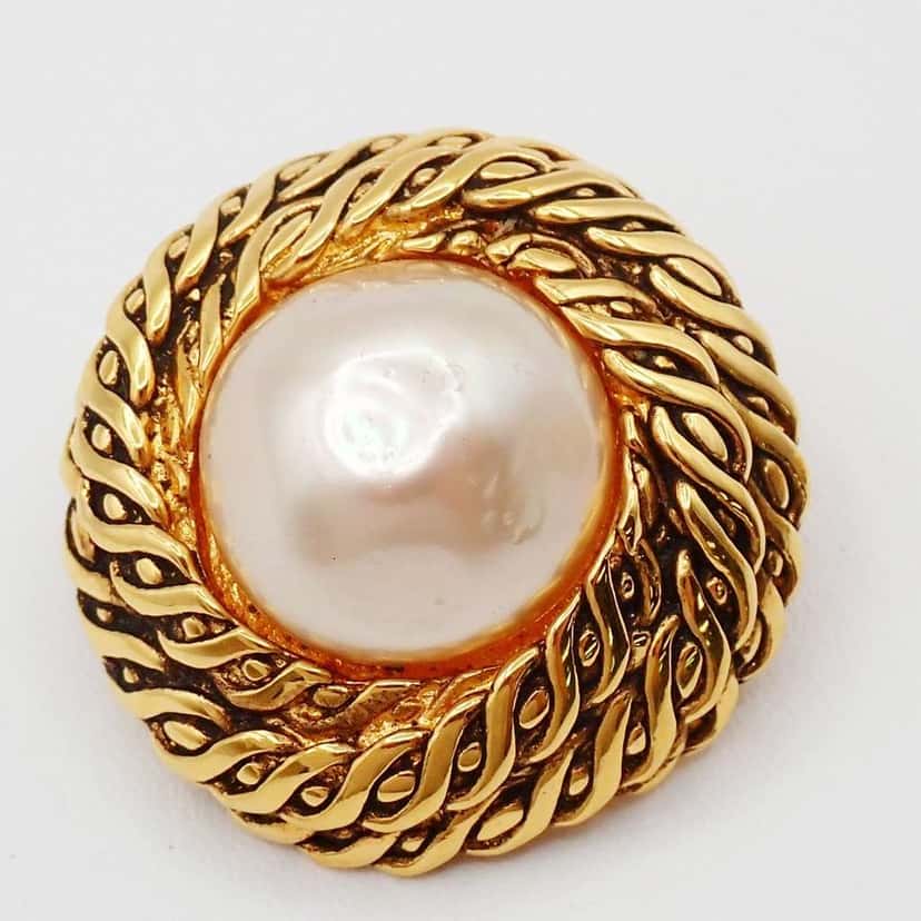 Chanel Vintage Round Clip-On Earrings Gold Good condition - Model View