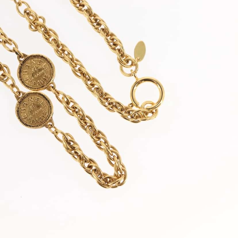 Chanel Vintage 31 Rue Cambon Medallion Pendant Necklace Gold Metal Good condition - Model View